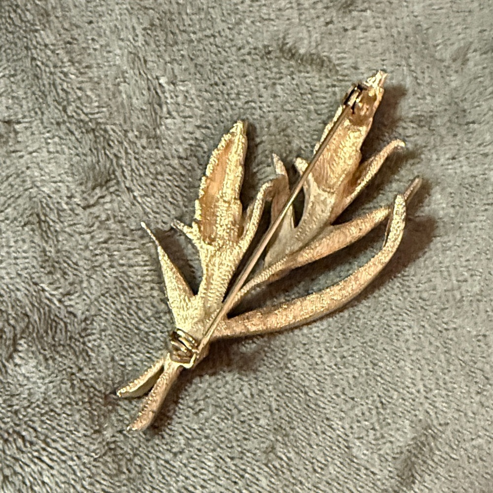 Vintage Goldtone brooch Set - Picture 5 of 11